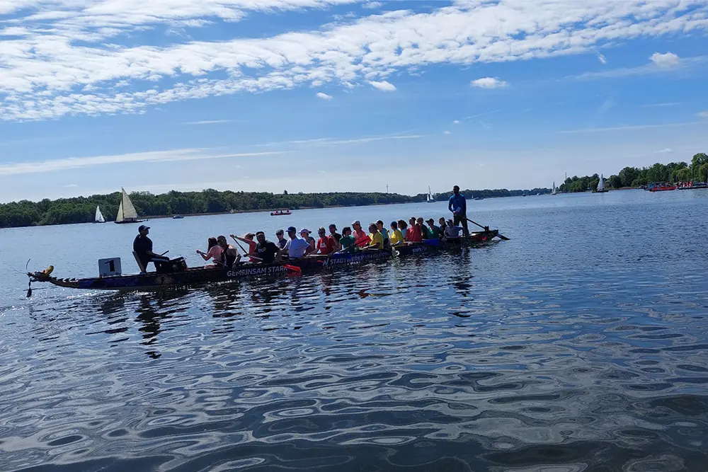 Mai und Hafenfest Neuruppin Drachenbootrennen auf dem Ruppiner See Landratskandidat Ralf Reinhardt war dabei.